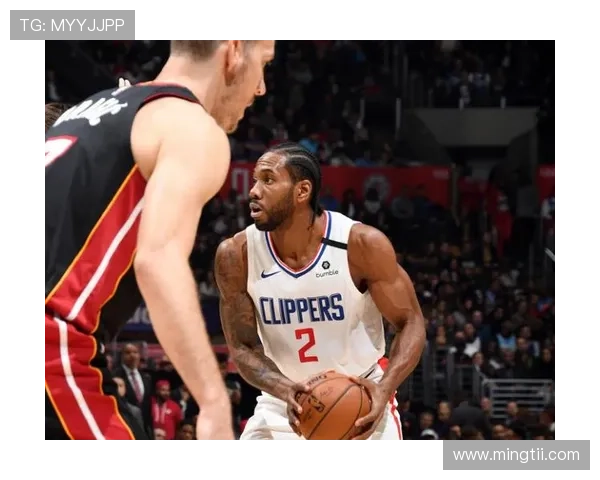 快船全队齐聚一堂观看橄榄球赛共享团建时光留下美好合影